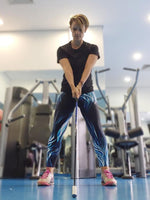 Golfer training with the Ladies Set